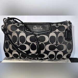 Coach Wristlet Wallet | very good condition